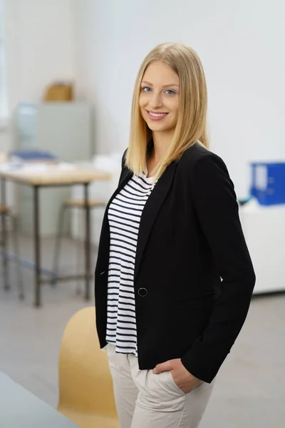 Jeune femme debout au bureau — Photo