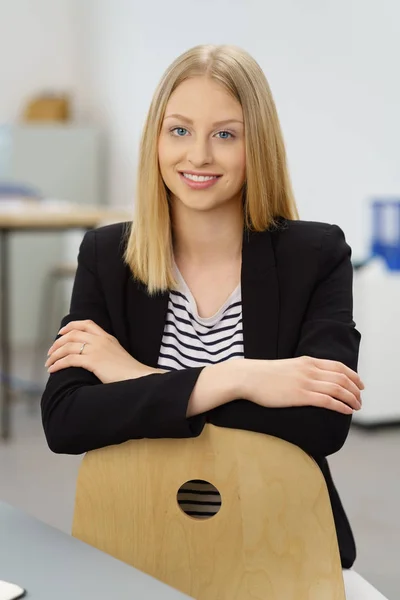 Entspannte junge Geschäftsfrau mit selbstbewusstem Lächeln — Stockfoto