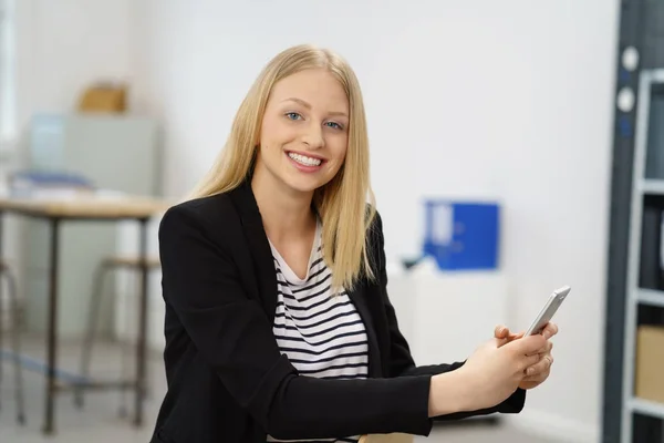 Attraktive Geschäftsfrau sitzt im Büro — Stockfoto