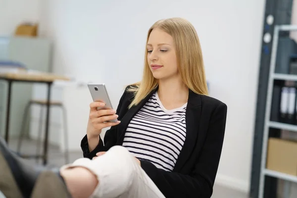 Entspannte Geschäftsfrau mit den Füßen auf dem Schreibtisch — Stockfoto