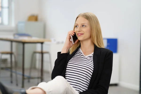 Jonge zakenvrouw chatten op haar smartphone — Stockfoto