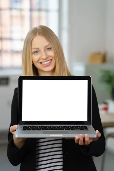 显示空白屏幕的笔记本电脑的年轻女人 — 图库照片