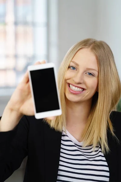 Retrato de una joven mostrando un teléfono móvil — Foto de Stock