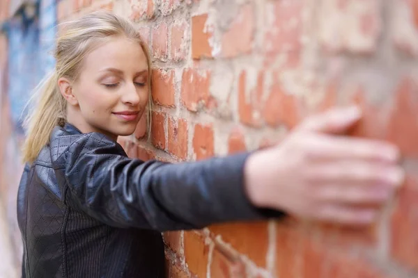 Gelassene junge Frau macht einen entspannten Moment — Stockfoto