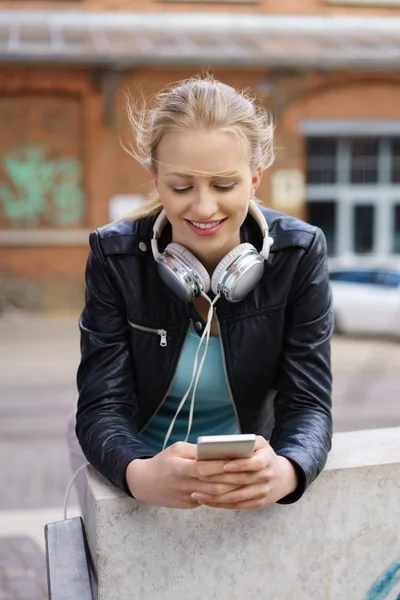 Junge Frau surft auf ihrem Handy — Stockfoto