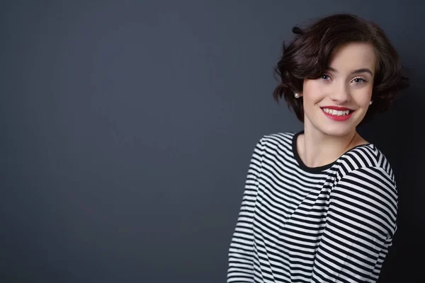 Retrato de uma jovem feliz, sorridente e moderna — Fotografia de Stock