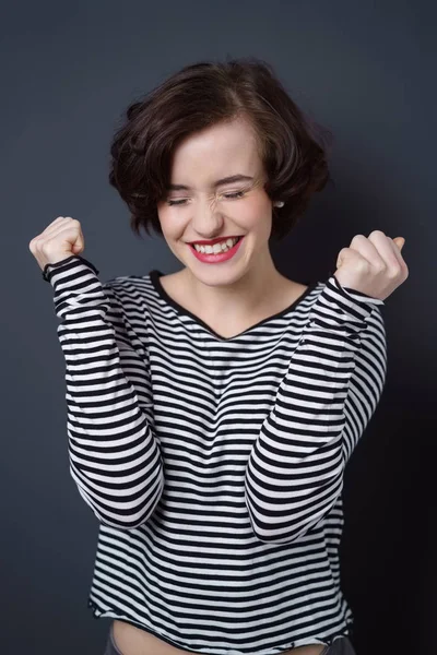 Mujer joven celebrando con una sonrisa feliz —  Fotos de Stock