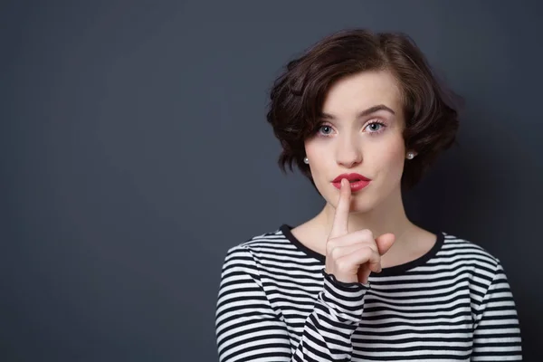 Pretty young woman making a shushing gesture — Stock Photo, Image