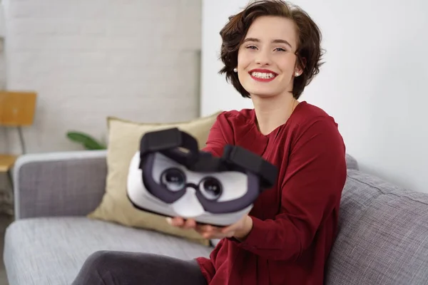 Glücklich lächelnde Frau mit einem vr-Headset — Stockfoto