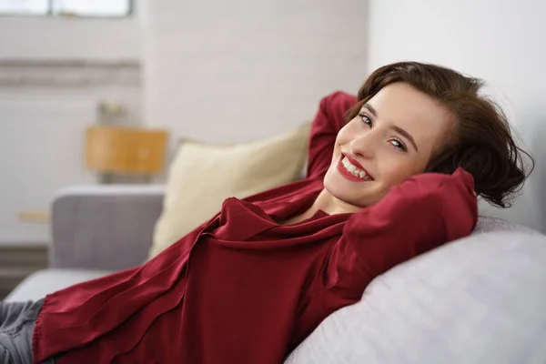 Linda joven con una alegre sonrisa feliz — Foto de Stock