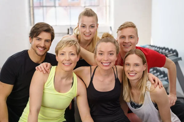 Grupp av glada människor på gymmet — Stockfoto