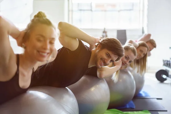 Grupo Mixto Personas Entrenando Con Pelotas Inflables Gimnasio — Foto de Stock