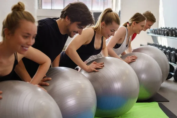 Grupo Mixto Jóvenes Que Hacen Ejercicio Con Pelotas Inflables Gimnasio — Foto de Stock