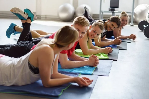 Fem Glada Vänner Samtal Grupp Fitness Yogaklass — Stockfoto
