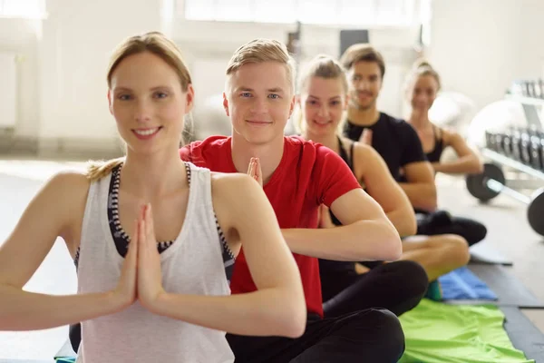 Birlikte Grup Yoga Sınıfında Meditasyon Kişilik Ekibin — Stok fotoğraf