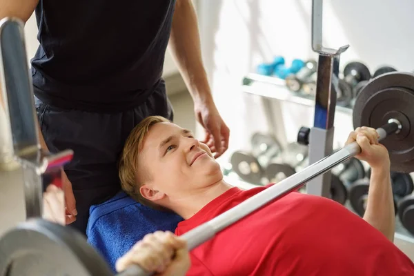 Jeune Homme Faisant Presse Banc Haltère Salle Gym — Photo