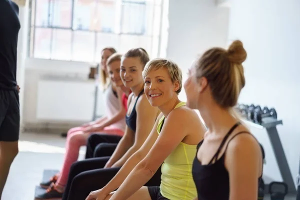 Group of smiling people sitting at gym — Stock Photo, Image