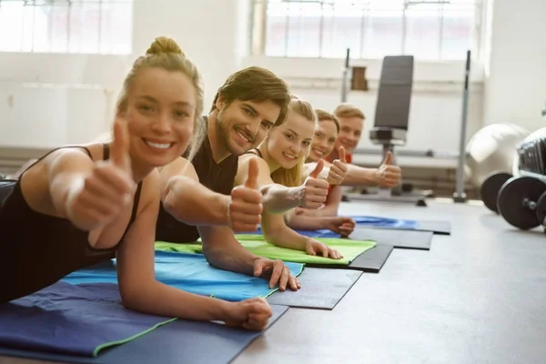 Smíšená Skupina Mladých Lidí Vzdát Palce Při Tom Prkně Cvičení — Stock fotografie
