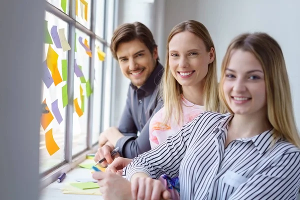 Dos Mujeres Hombre Pie Cerca Ventana Con Notas Adhesivas Colores —  Fotos de Stock