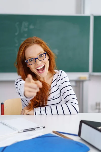 Felice eccitato giovane studente che indica la fotocamera — Foto Stock