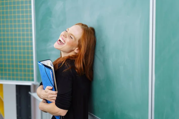 Mooie jonge vrouw genieten van een goed lachen — Stockfoto