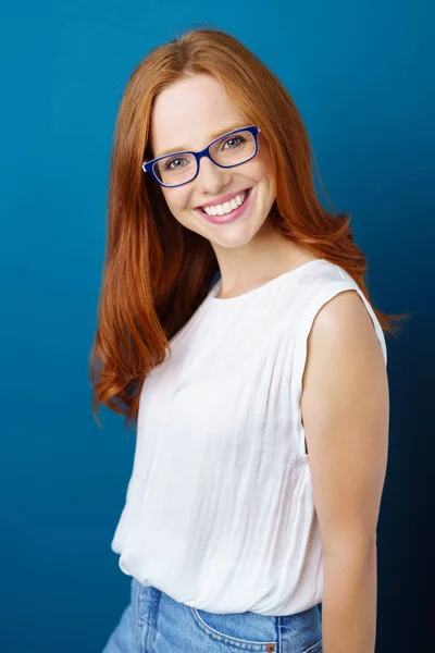 Mulher ruiva jovem bonito com um sorriso pert — Fotografia de Stock