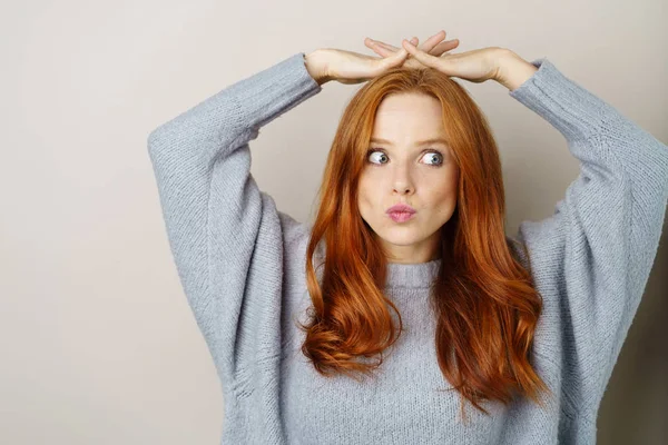 Cute młoda redhead figlarny kobieta — Zdjęcie stockowe