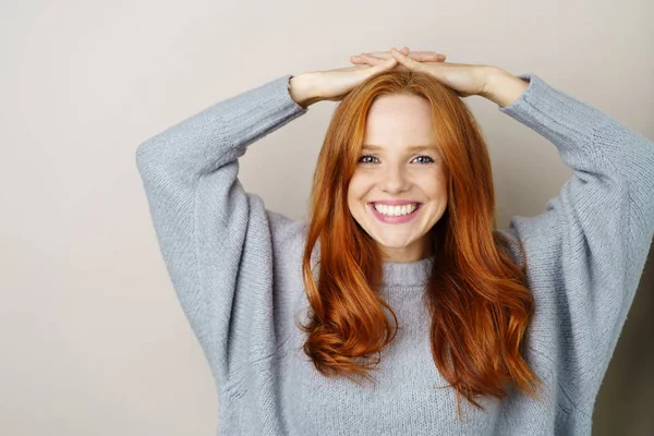 Felice giovane donna rilassata con un sorriso amichevole — Foto Stock