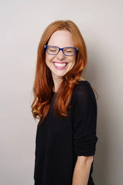 Bonito jovem ruiva mulher com um Grande cheesy sorriso — Fotografia de Stock