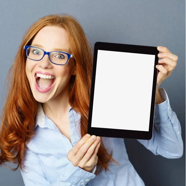 Joven pelirroja sosteniendo tableta digital en blanco — Foto de Stock