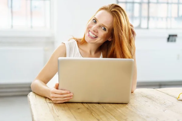 Mujer joven encantadora con hermoso pelo rojo — Foto de Stock