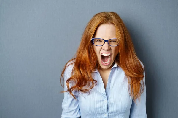 Boze jonge vrouw schreeuwen tegen de camera — Stockfoto