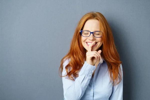 Joven sonriente disfrutando de una broma privada —  Fotos de Stock