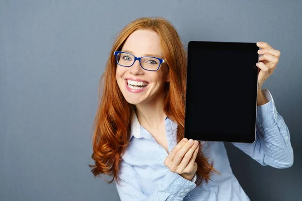 Mujer joven riendo con una tableta en blanco — Foto de Stock