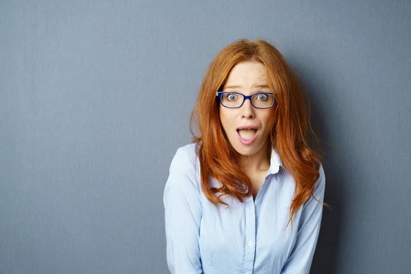 Retrato de una joven mujer asustada pelirroja —  Fotos de Stock