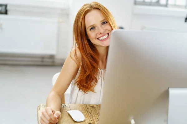 Feliz sorridente jovem empresária — Fotografia de Stock