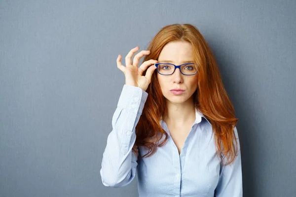 Szorgalmas fiatal nő, fárasztó szemüveg — Stock Fotó