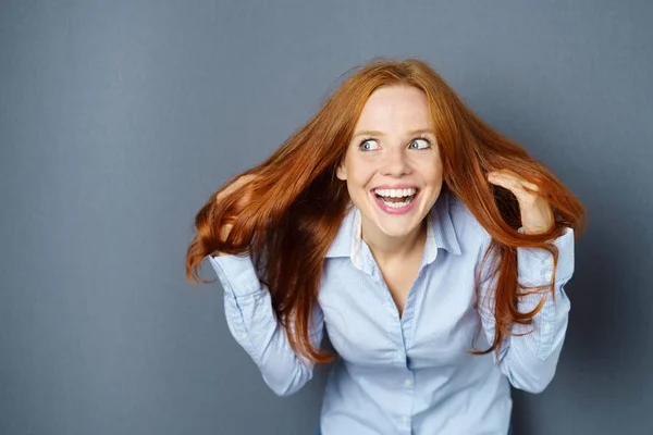 Speelse jonge vrouw met een gelukkig grijns — Stockfoto