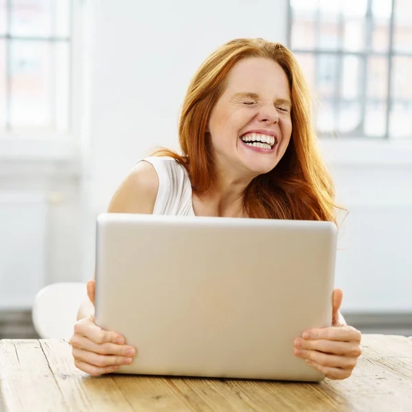 Charismatický mladá žena s velký zubatý úsměv — Stock fotografie