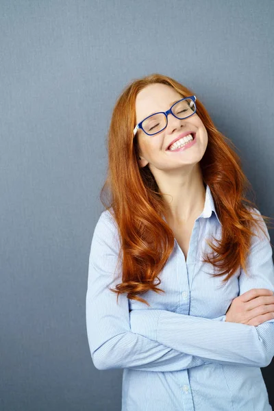 Lebenslustige junge Frau mit einem selbstbewussten Lächeln — Stockfoto