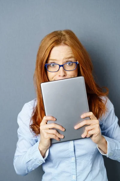 Zmieszany, młoda kobieta, patrząc na komputerze typu tablet — Zdjęcie stockowe