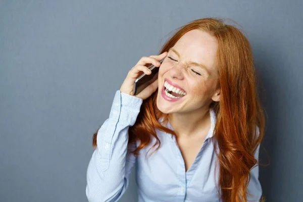 Joven pelirroja riendo hablando por teléfono —  Fotos de Stock