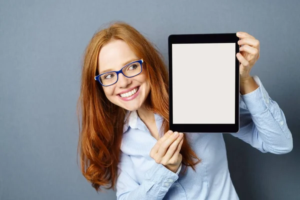 Jovem divertida segurando um tablet em branco — Fotografia de Stock