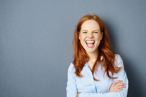 Életvidám, fiatal vörös hajú nő nevetve — Stock Fotó
