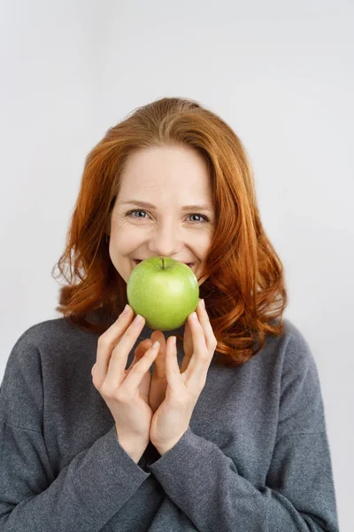 Dolce giovane donna con una grande mela verde fresca — Foto Stock