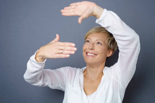 Mujer joven creativa haciendo un gesto de marco — Foto de Stock
