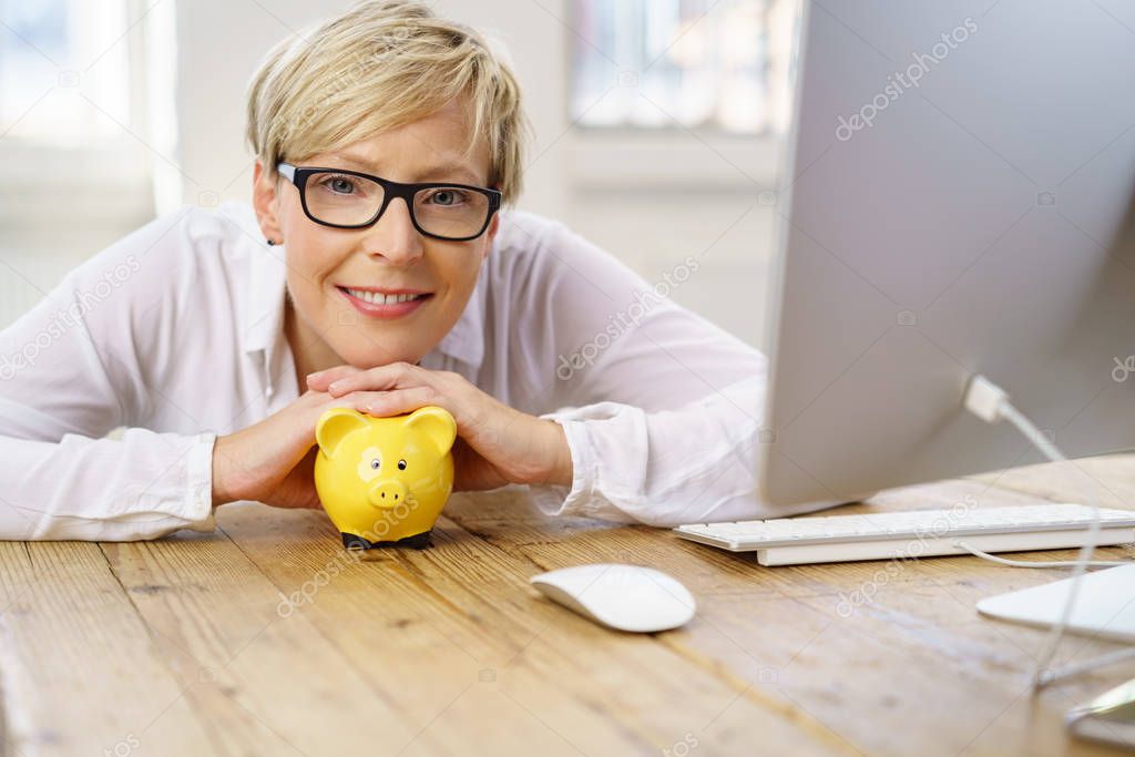 Frau befummelt sich