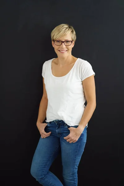 Avslappnad trendiga ung kvinna i jeans — Stockfoto
