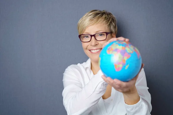 Feliz joven mujer sosteniendo un mundo globo —  Fotos de Stock
