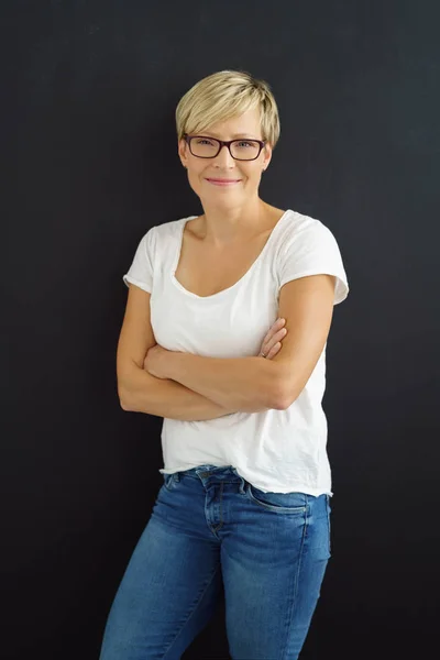 Freundliche, lässige junge Frau mit Brille — Stockfoto